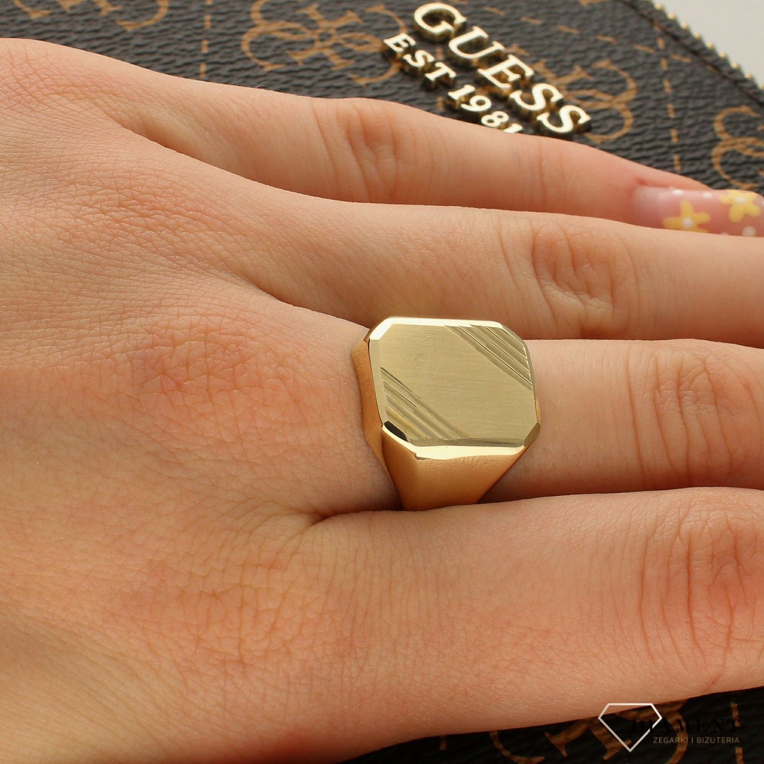 Złoty sygnet z matowymi elementami 333 SY 42. Złoty sygnet męski. Męski sygnet z żółtego złota. Złoty sygnet dla mężczyzny. Złot (2).jpg